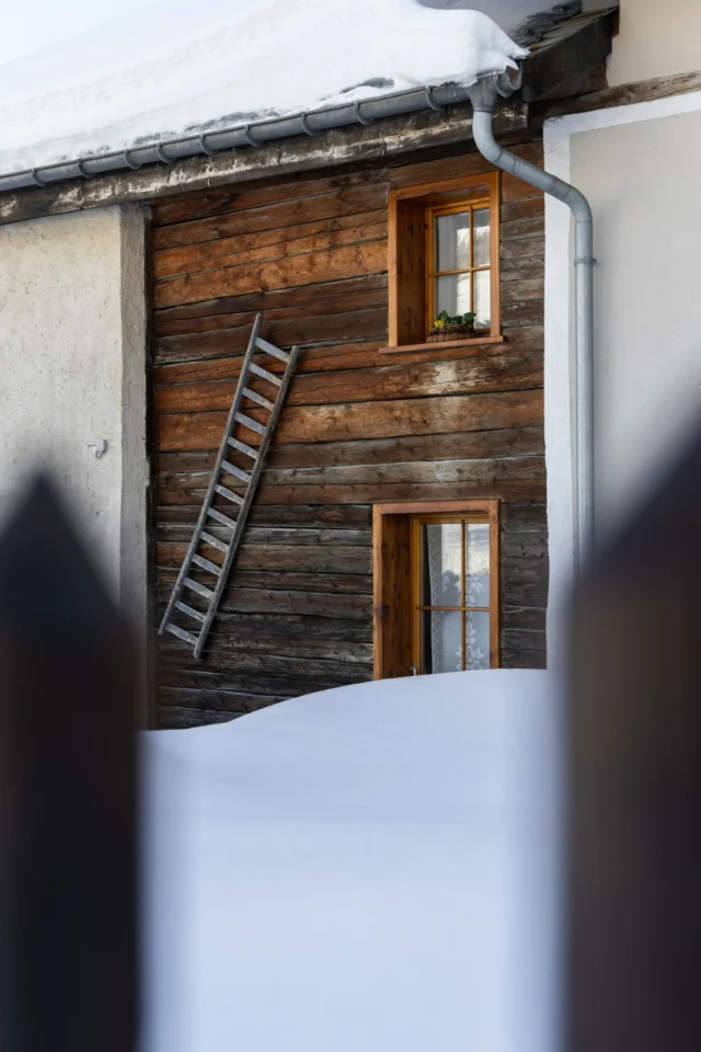 In Madulain sind es die kleinen Details, die den Charme ausmachen: alte Holztüren,
feine Sgraffiti und stille Gassen. Ein Dorf voller Geschichte und leiser Schönheiten 🪟❄#madulain #engadin #graubünden #dorf #switzerland #engadinerhäuser #village #mountains #snow #engadinstmoritz