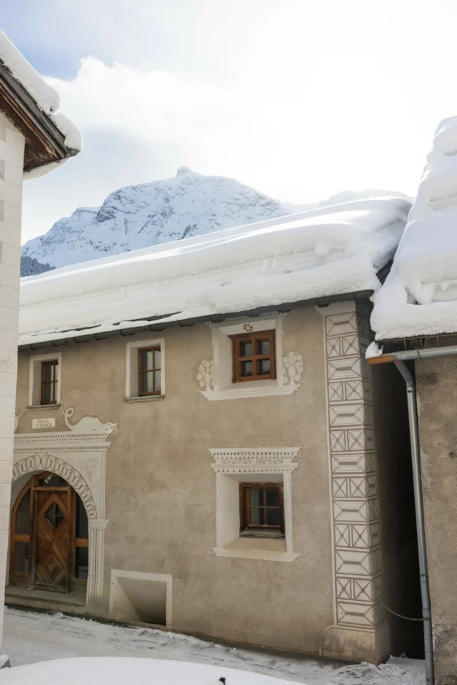 Durch Madulain zu gehen heisst, langsamer zu werden. Vorbei an verwitterten Türen,
bemalten Fassaden und ruhigen Gassen entfalten sich überall kleine Details,
die zum Verweilen und Träumen einladen. ❄#madulain #engadin #graubünden #dorf #switzerland #engadinerhäuser #village #mountains #snow #engadinstmoritz