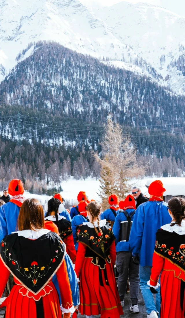 Die Kinder ziehen in traditionellen Kleidern durchs Dorf, singen alte Lieder und lassen ihre Glocken erklingen, um den Winter zu verabschieden.
Ein fester Bestandteil der Engadiner Kultur und ein besonderer Moment im Dorfleben.
Viva il Chalandamarz 🌸🌹#madulain #engadin #graubünden #dorf #switzerland #engadinerhäuser #chalandamarz