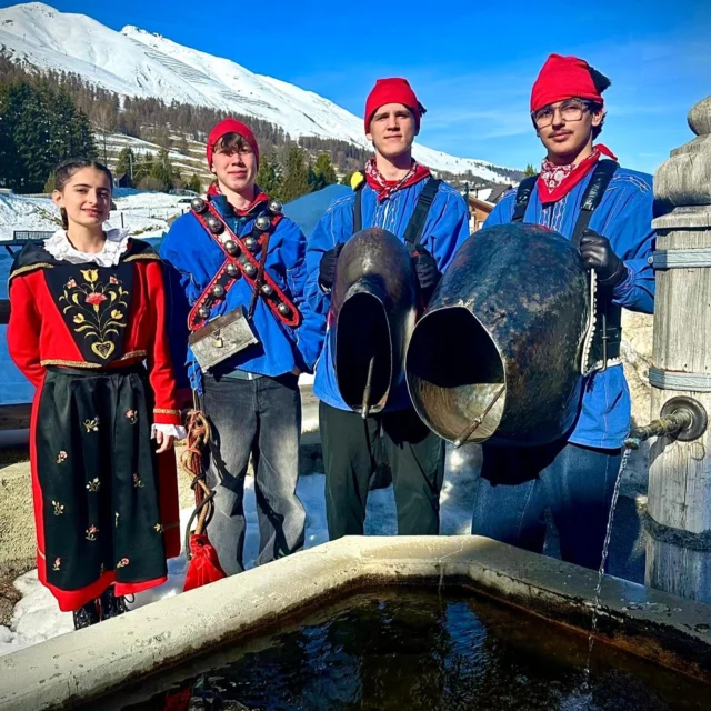 Chalandamarz in Madulain 2026.
E viv'il Chalandamarz 🌷🌞#madulain #engadin #graubünden #switzerland #traditionen #chalandamarz